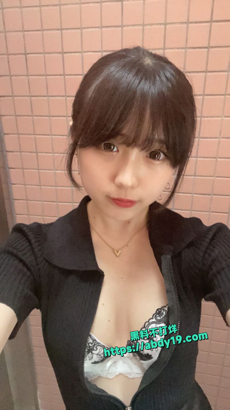 日本女大学生公厕脱衣自拍2
