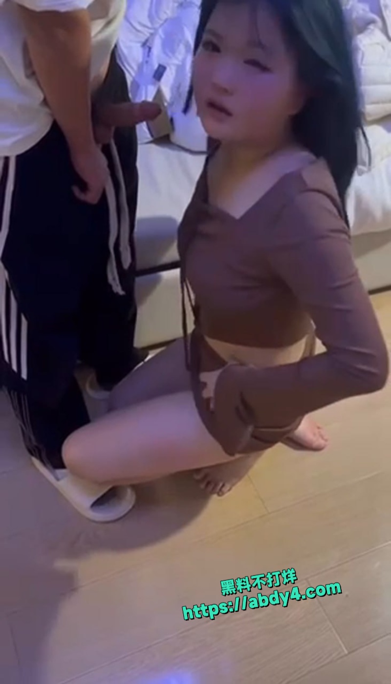 吉林精神小妹霸凌女同学给弟弟口交 7