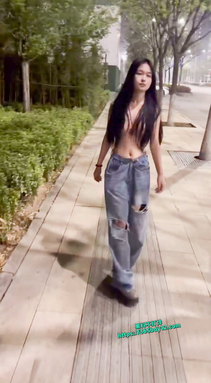 颜值学妹瑞瑞户外多场所露出深夜裸行4