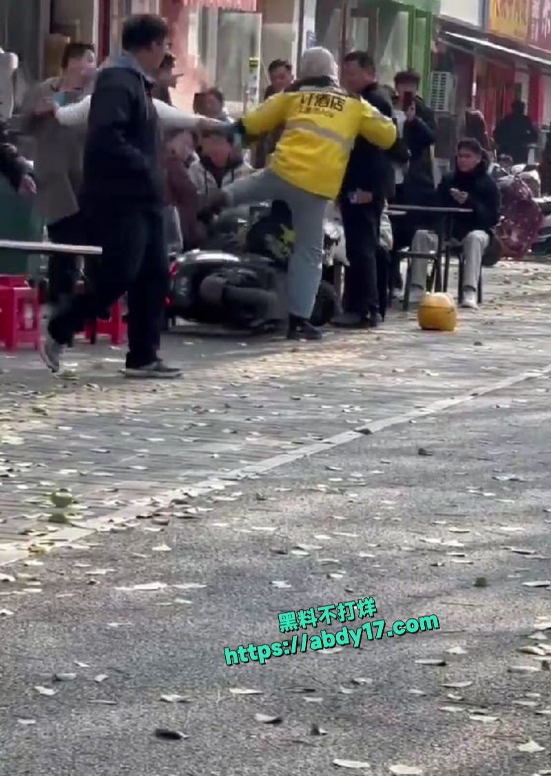 美团小哥与商家发生争执被商家暴打 5