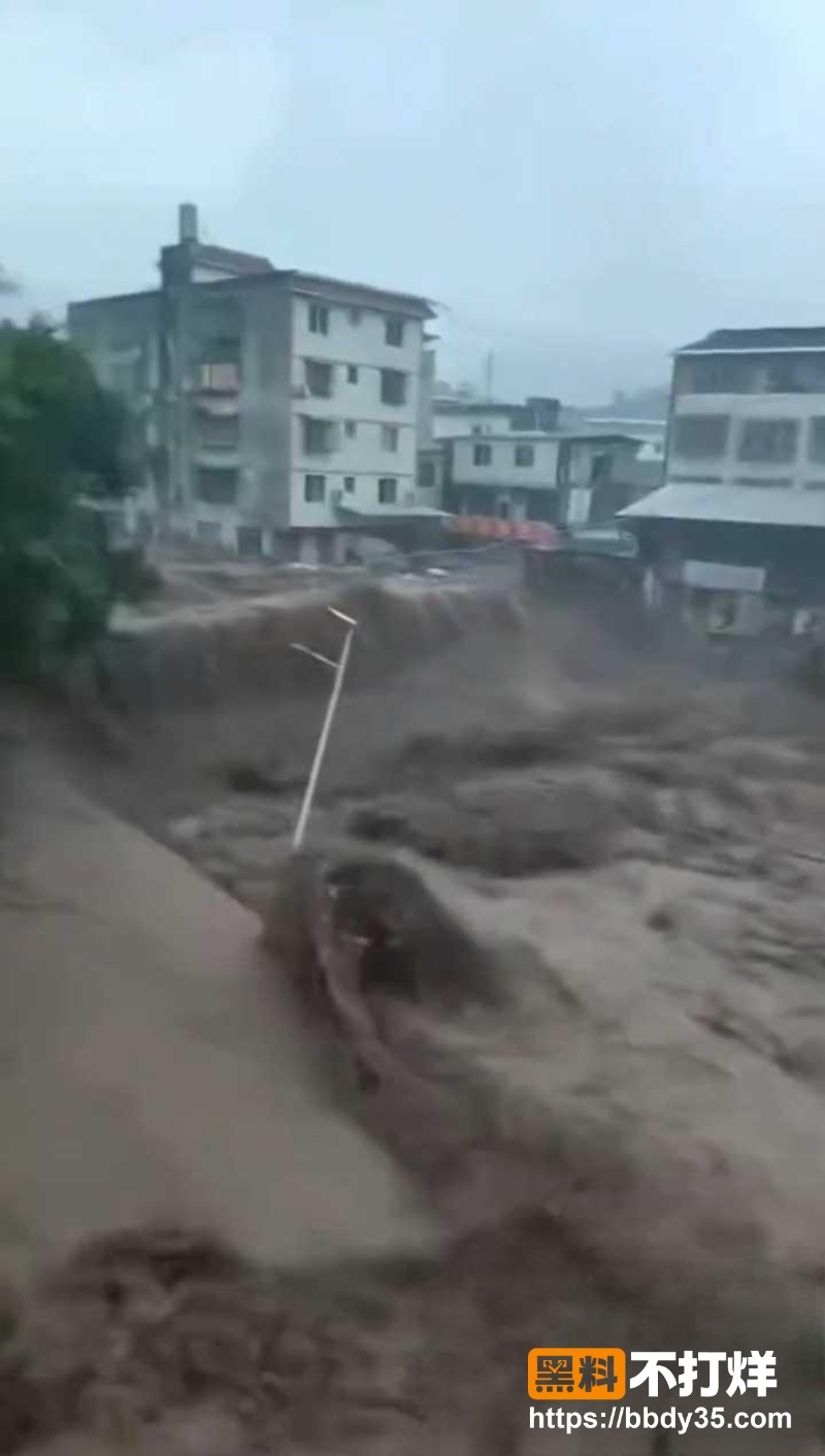 乐山马边彝族自治县暴雨山洪画面 5