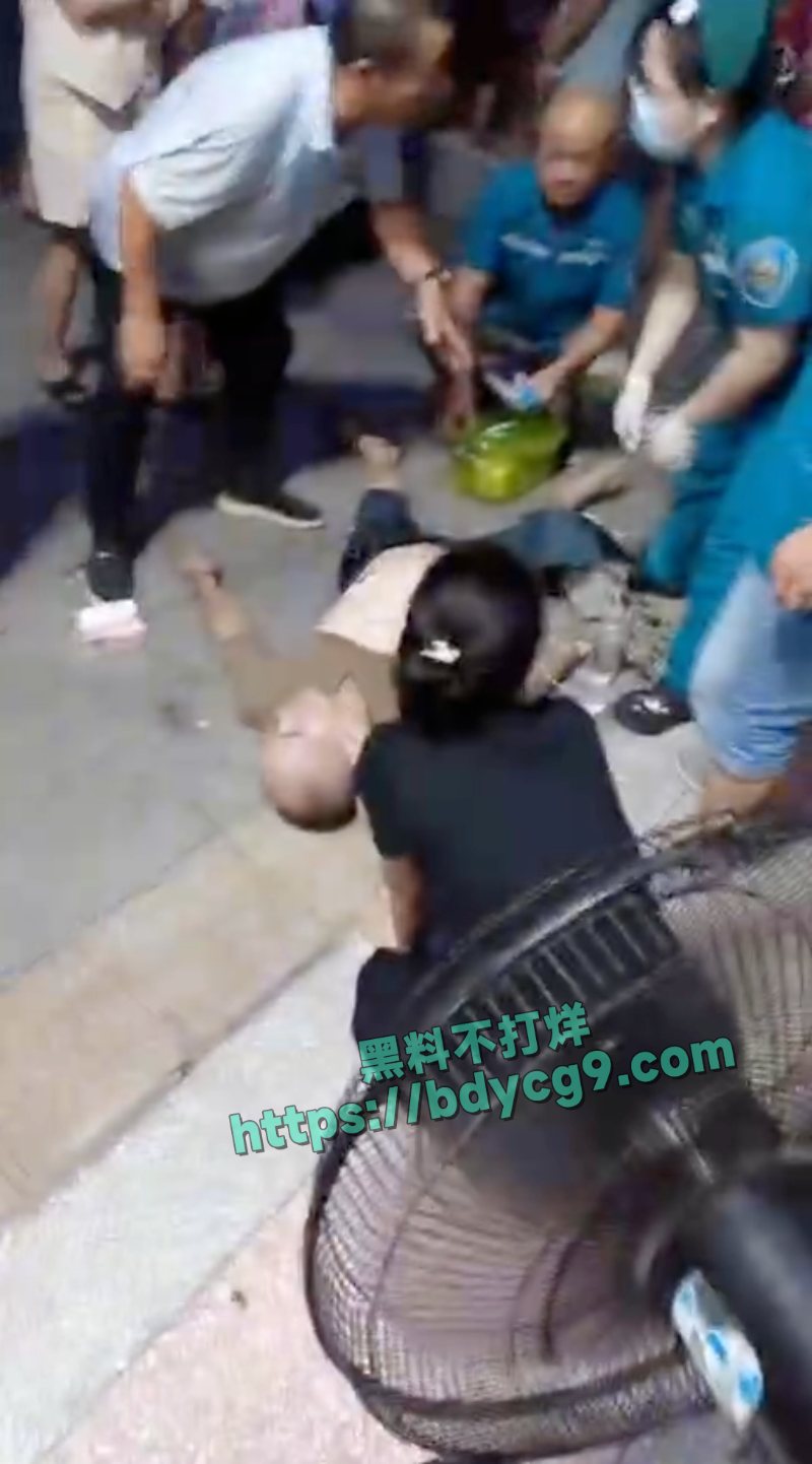 湖南华容交警四中队火了 因为骑车没戴头盔被交警追到家里 用辣椒水和警棍将人殴打致死