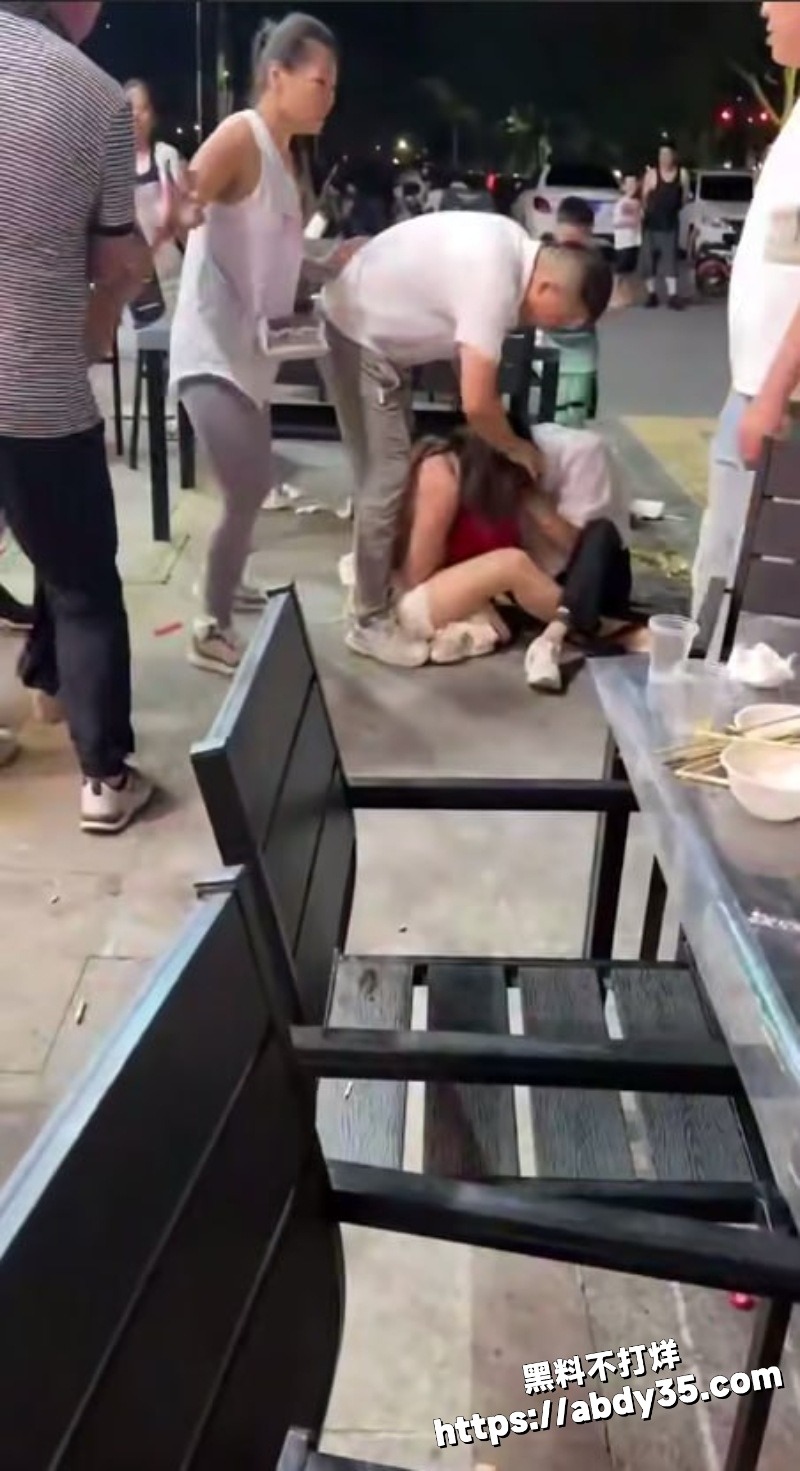 三亚夜市街头两女子薅头发疯狂打架3