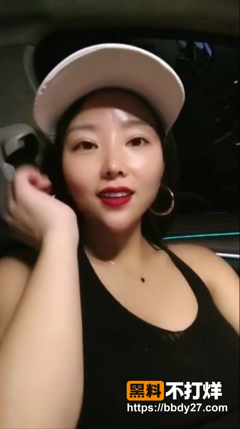 美娇娘在车里主动勾搭小哥2