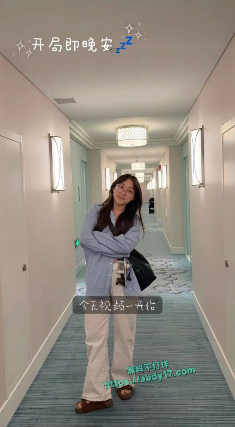抖音甜妹网红小郑嘻嘻被曝婚内出轨 33