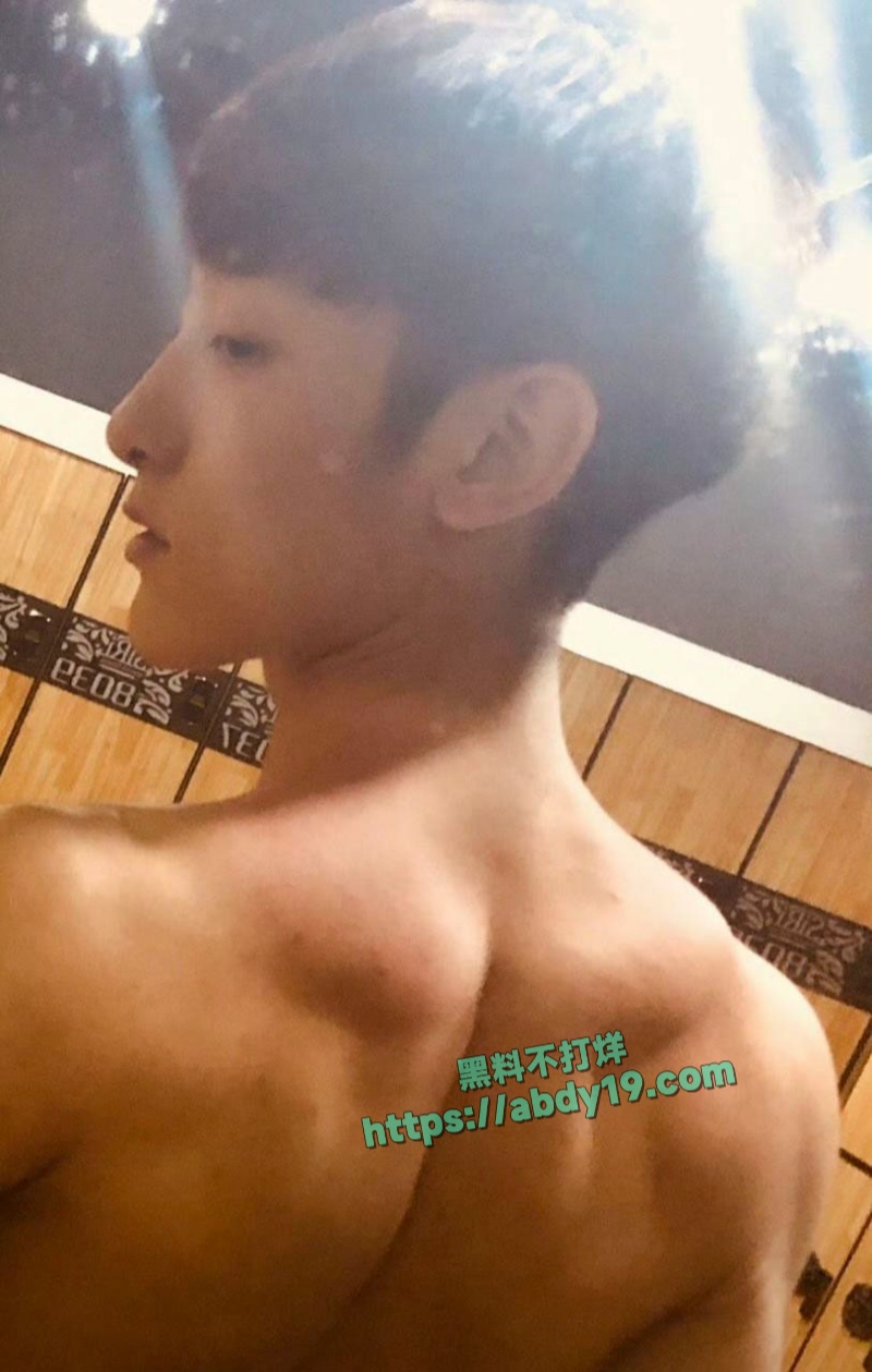 男演员王睿涵遭前女友哭诉出轨4 14