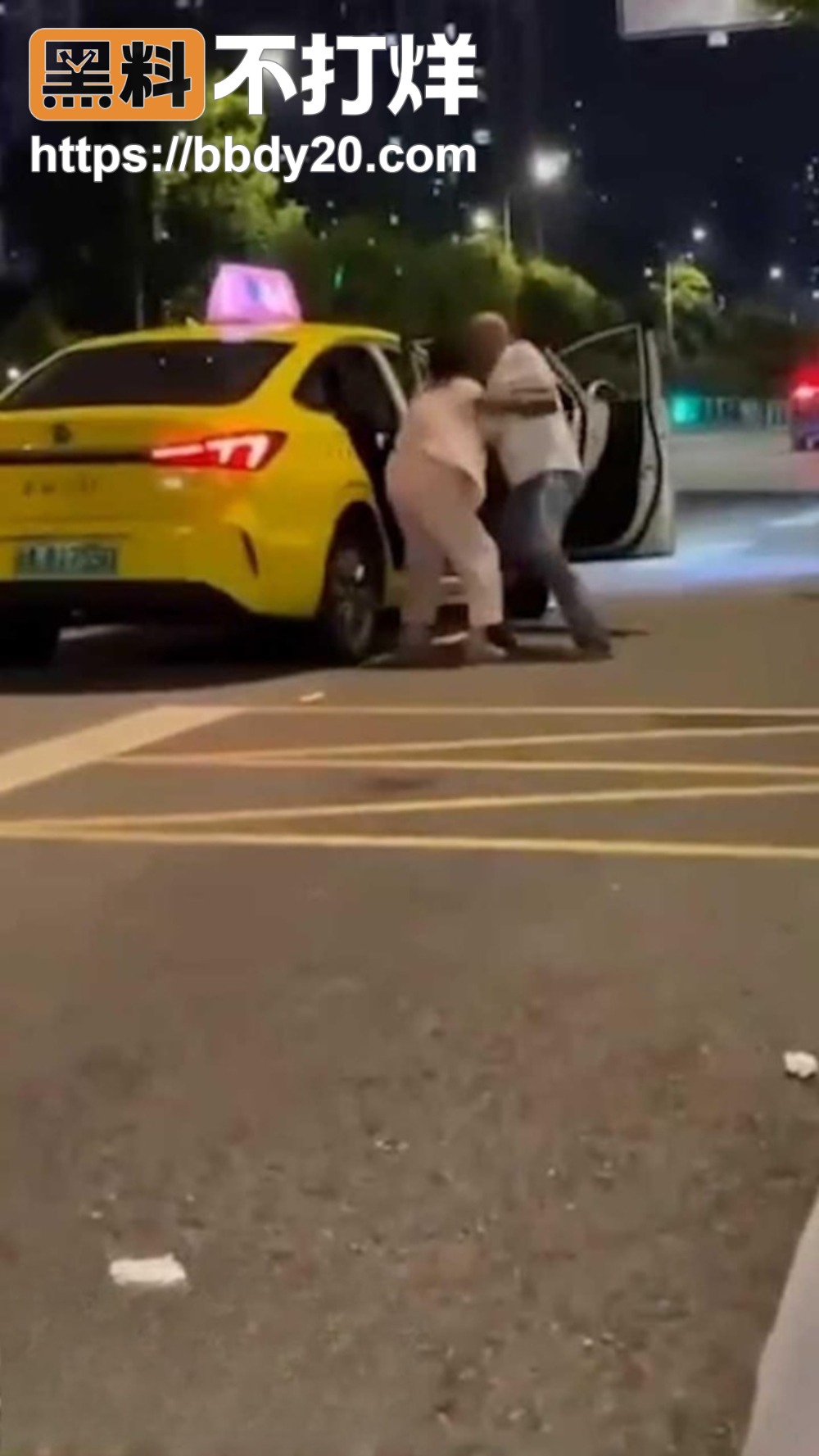 重庆街头大爷跟老婆吵架 大3