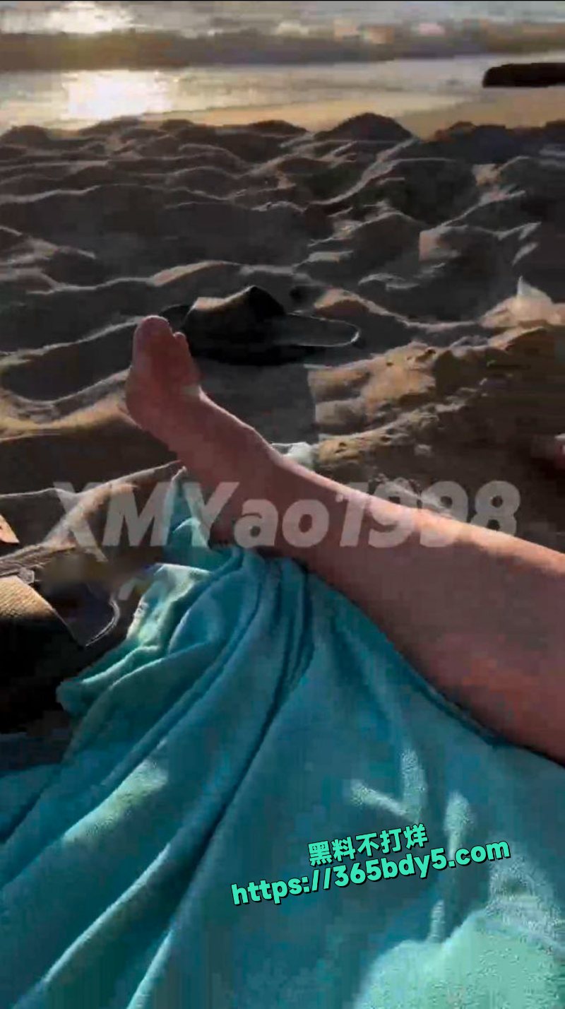 极品整活御姐海滩露出帮老公打飞机口交3