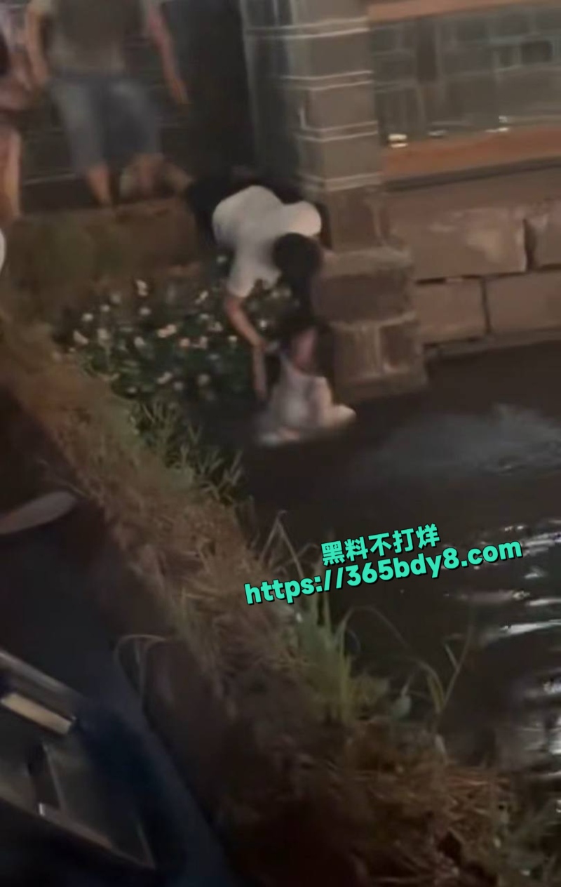 四川宜宾一女子跳水想不开自杀3