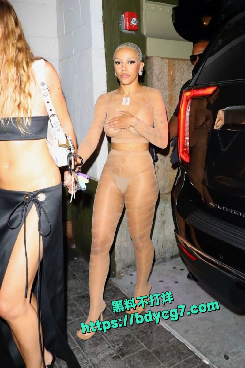 美国说唱歌手DojaCat纽约出席活动身着透视装15