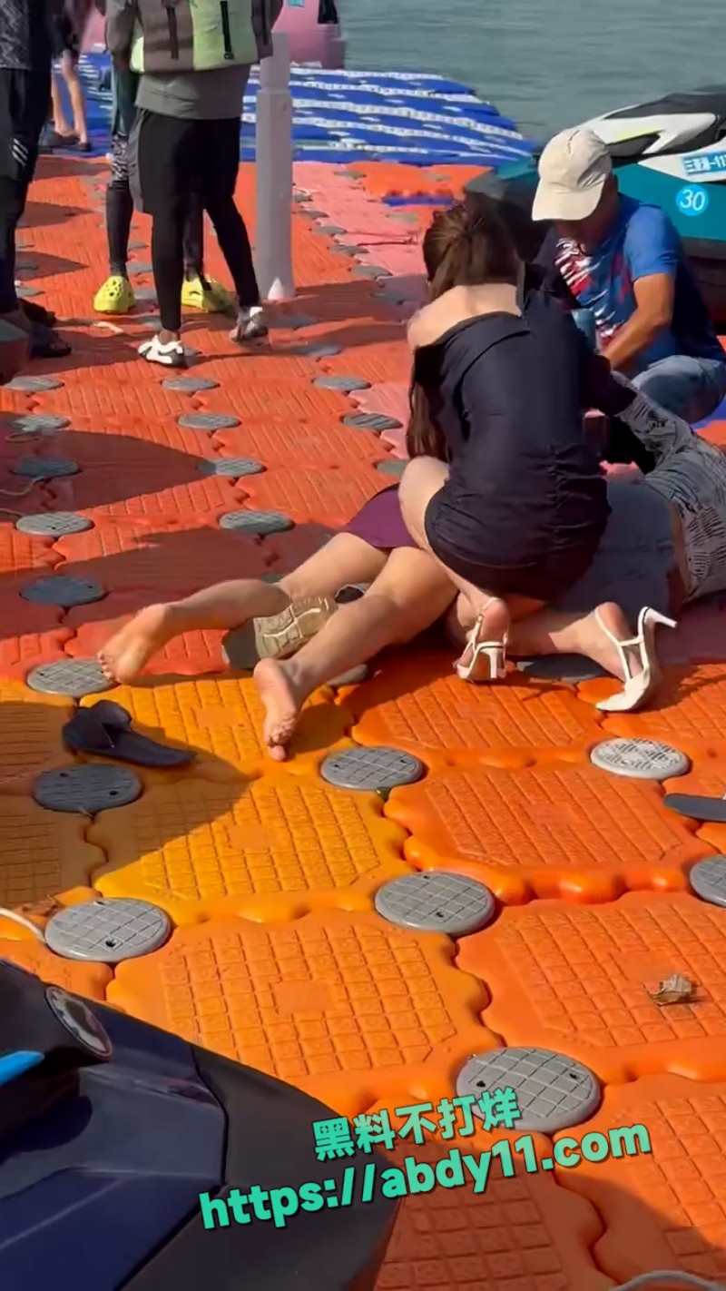 海南三亚钟情会所海边女人打架 15