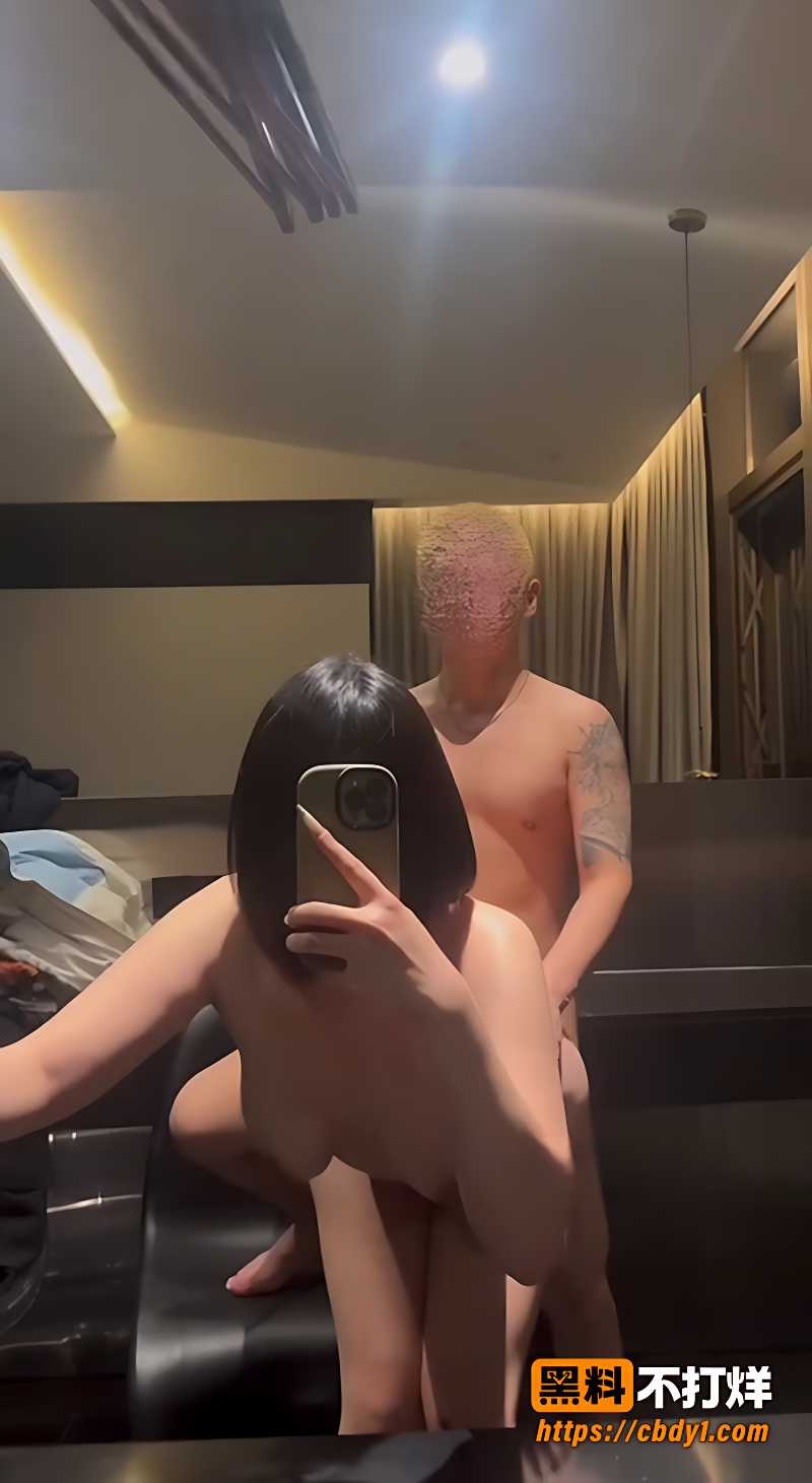寸老师全裸自拍在床上跟男的缠在一起3
