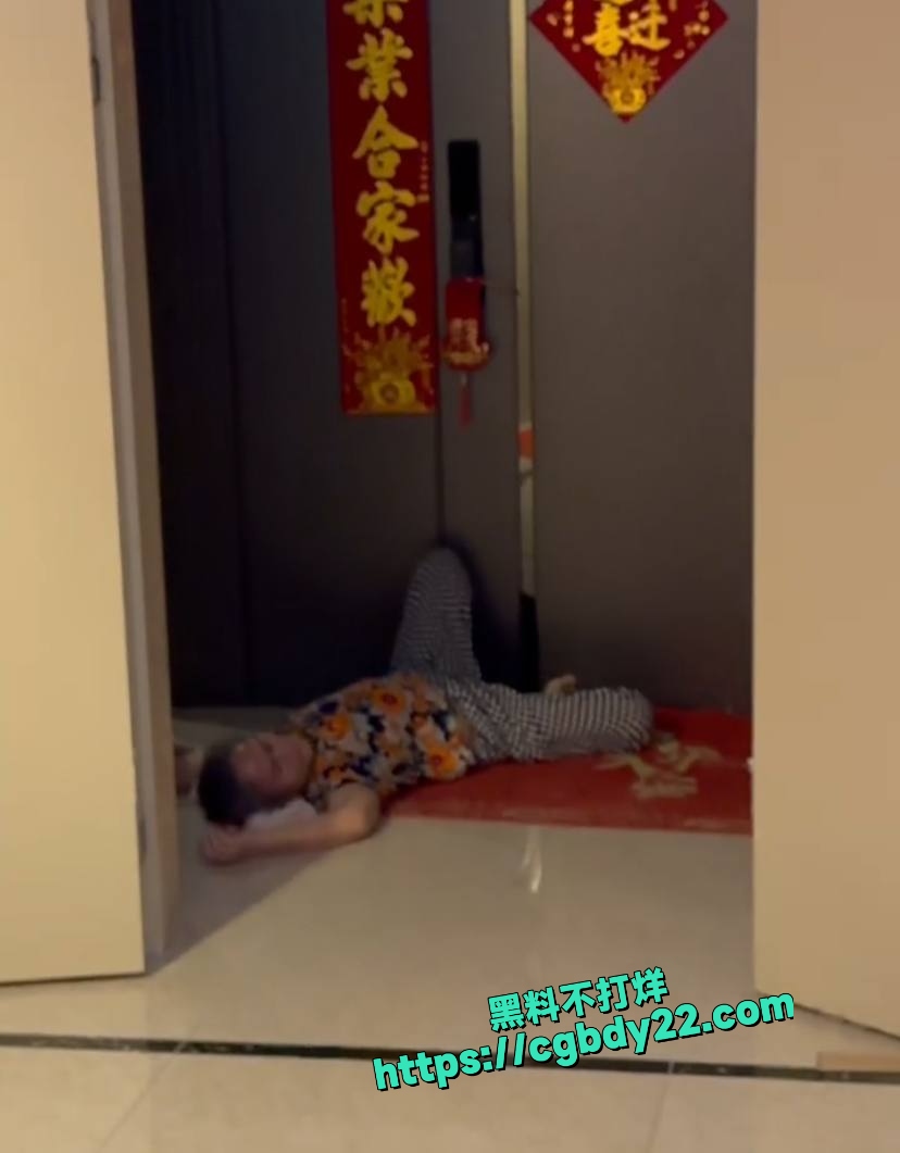 精神病人暴起现场！一套睡梦罗汉拳给邻居打成沙袋了6