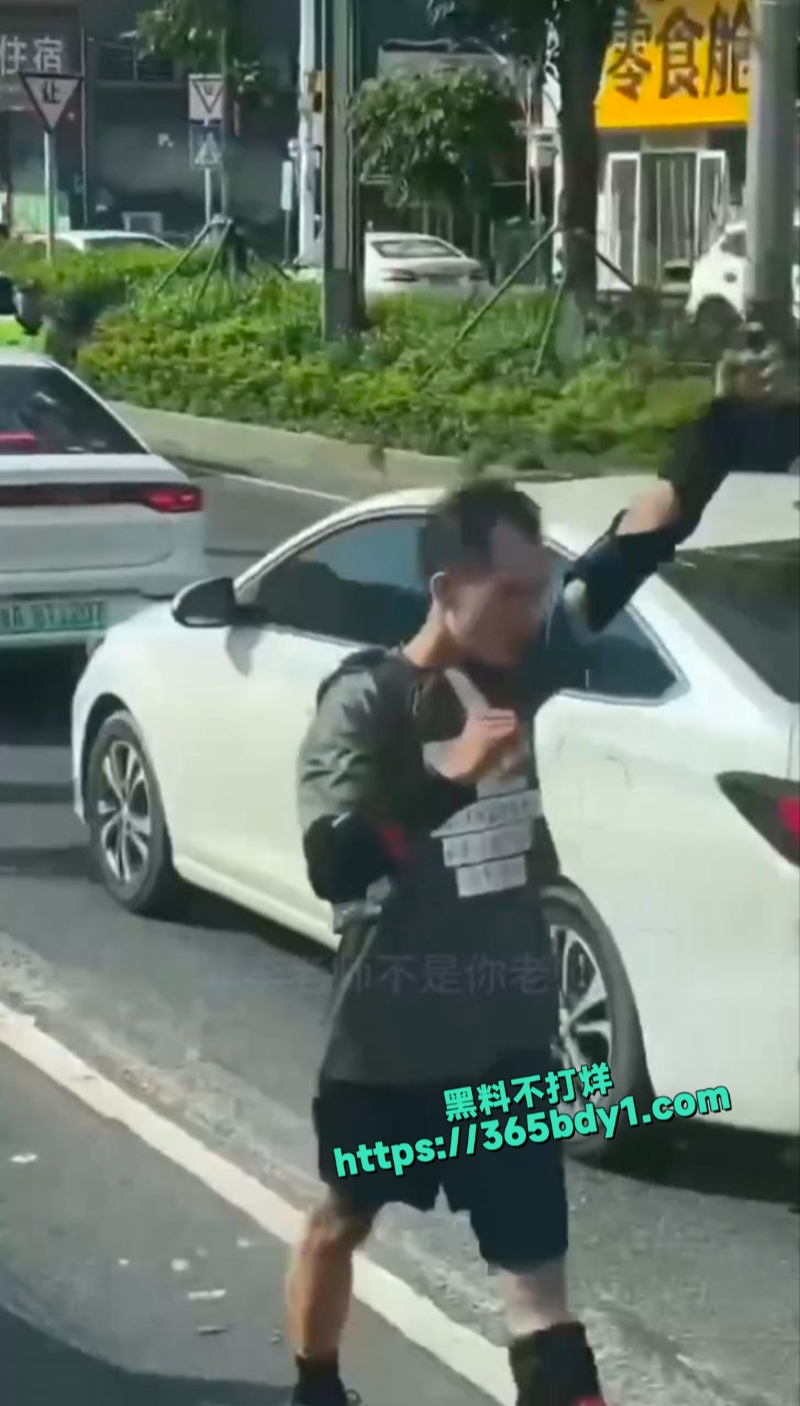 广东东莞中堂镇一男子身背疑似炸弹在公路上堵路维权4