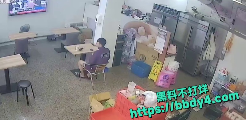 台湾一男子跑豆浆店里撸管  3