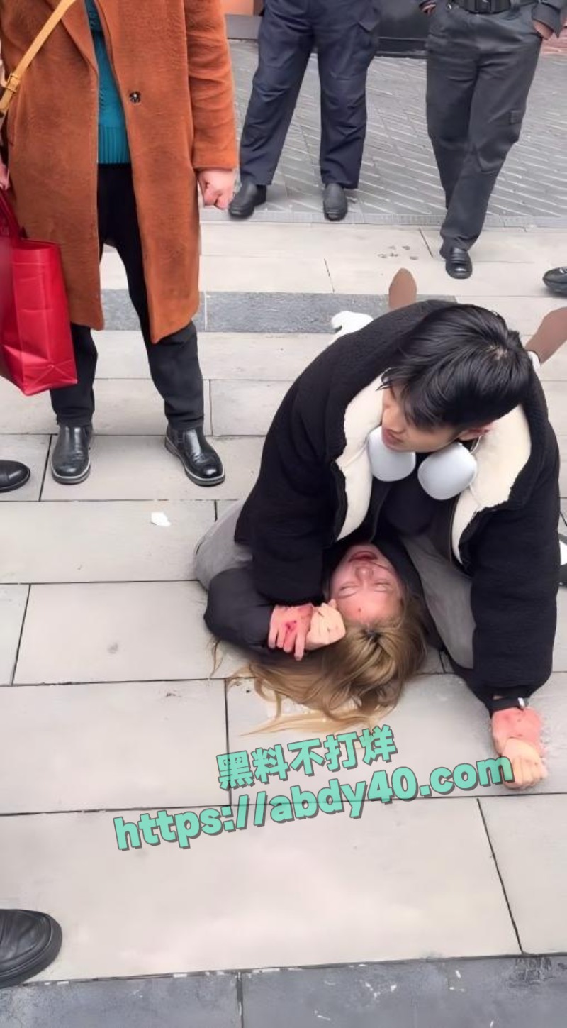 湖南女孩和妈妈吵架要撞车3