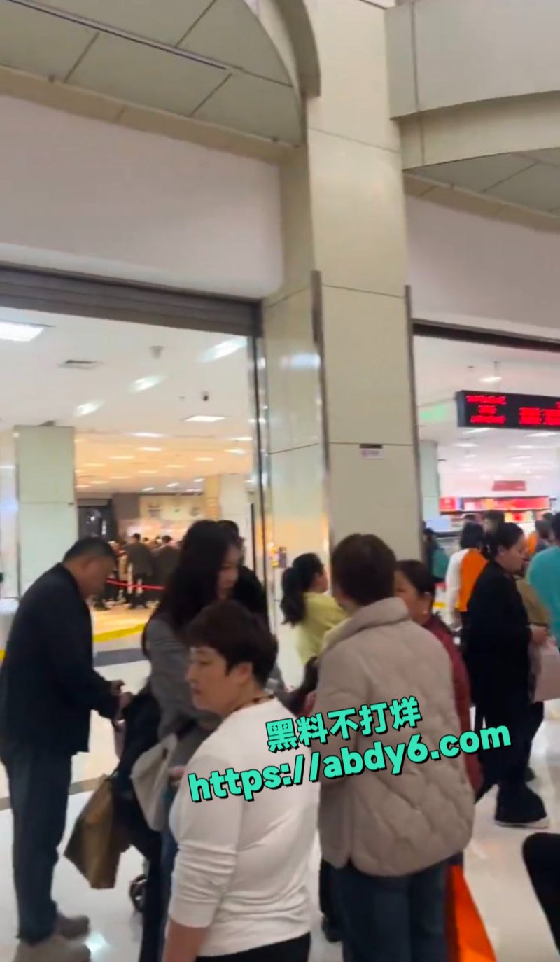 河南许昌胖东来时代广场一楼发生疑似持刀伤人事件4
