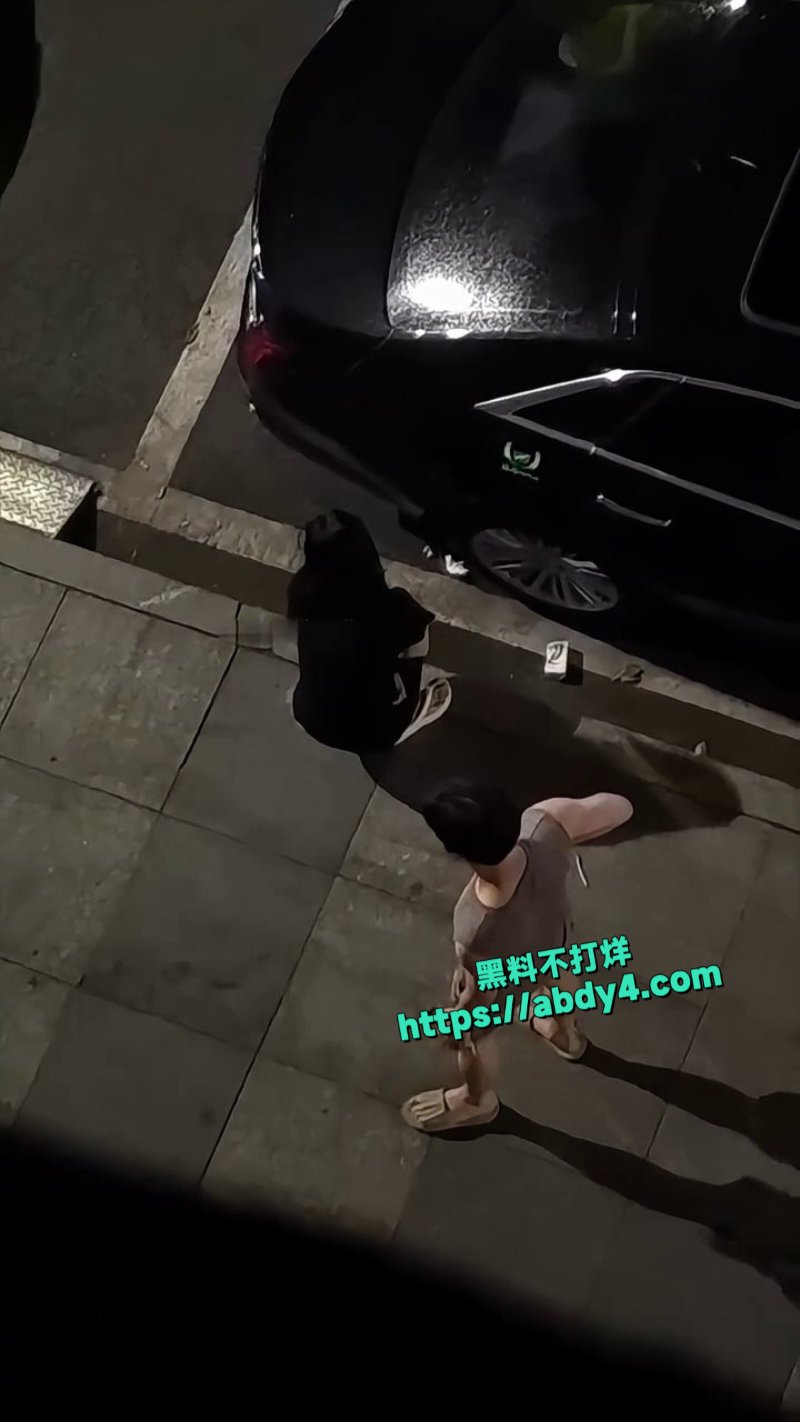 男子冷暴力外出喝酒女友追出爆发热暴力8