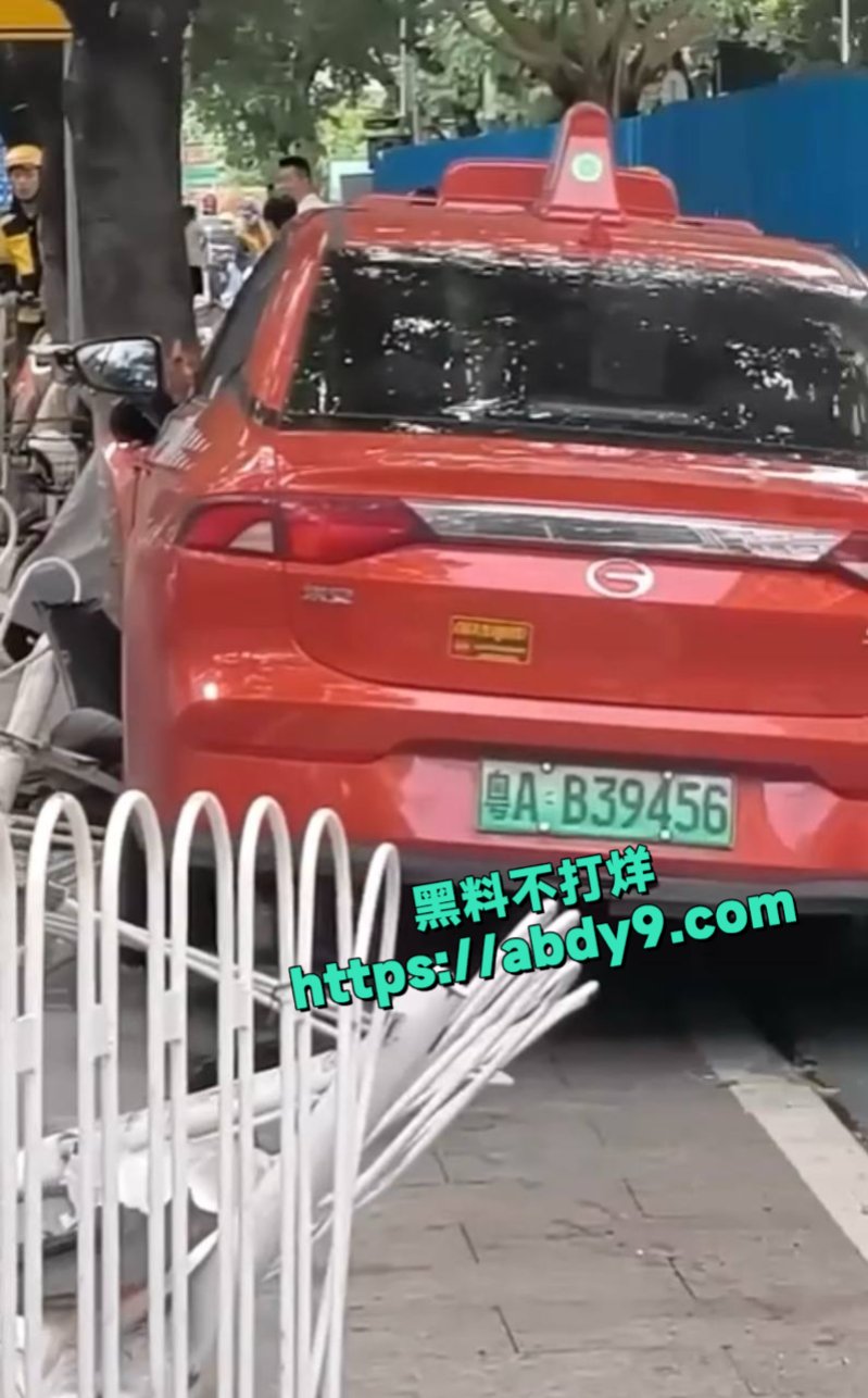 广州的士撞到一片人1