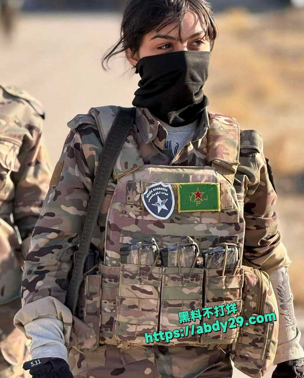 叙利亚ISIS士兵对库尔德女兵残忍处决 10
