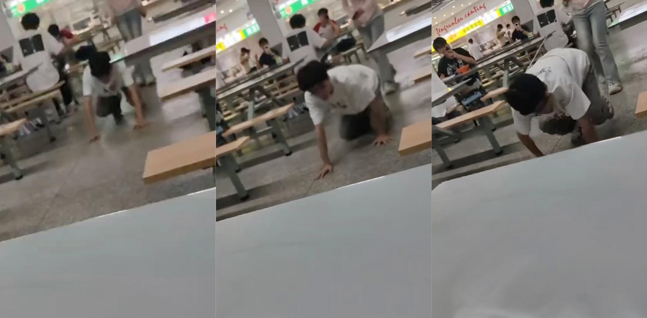 扬州大学西区食堂惊现契约兽大瓜 女学生牵着男奴装狗爬行引全场围观