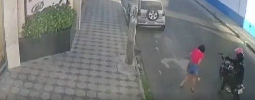 【新奇视频】漂亮小姐姐，被枪手射杀。