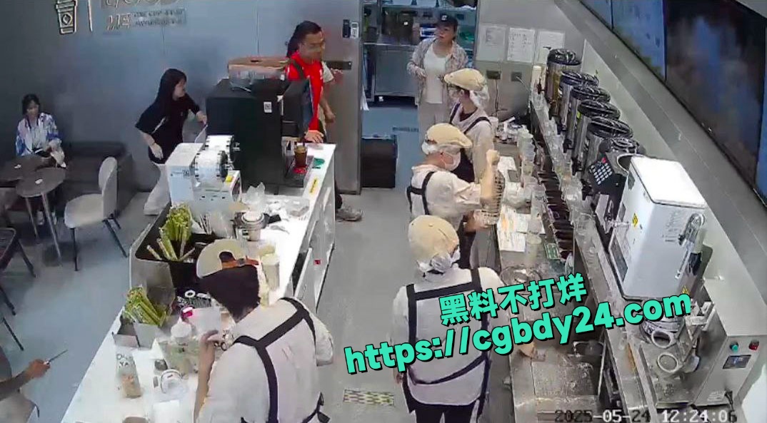 古茗奶茶店精神纹身男脱光衣服抢劫2