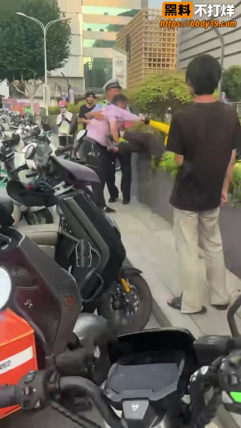 武商梦时代街头冲突  3