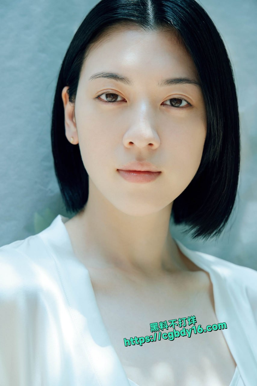 日本女演员 三吉彩花 露胸片段4