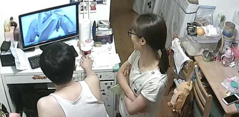 家庭摄像头破解偷拍 高知夫妻家中看AV助兴 客厅当场站立操逼随后转战卧室