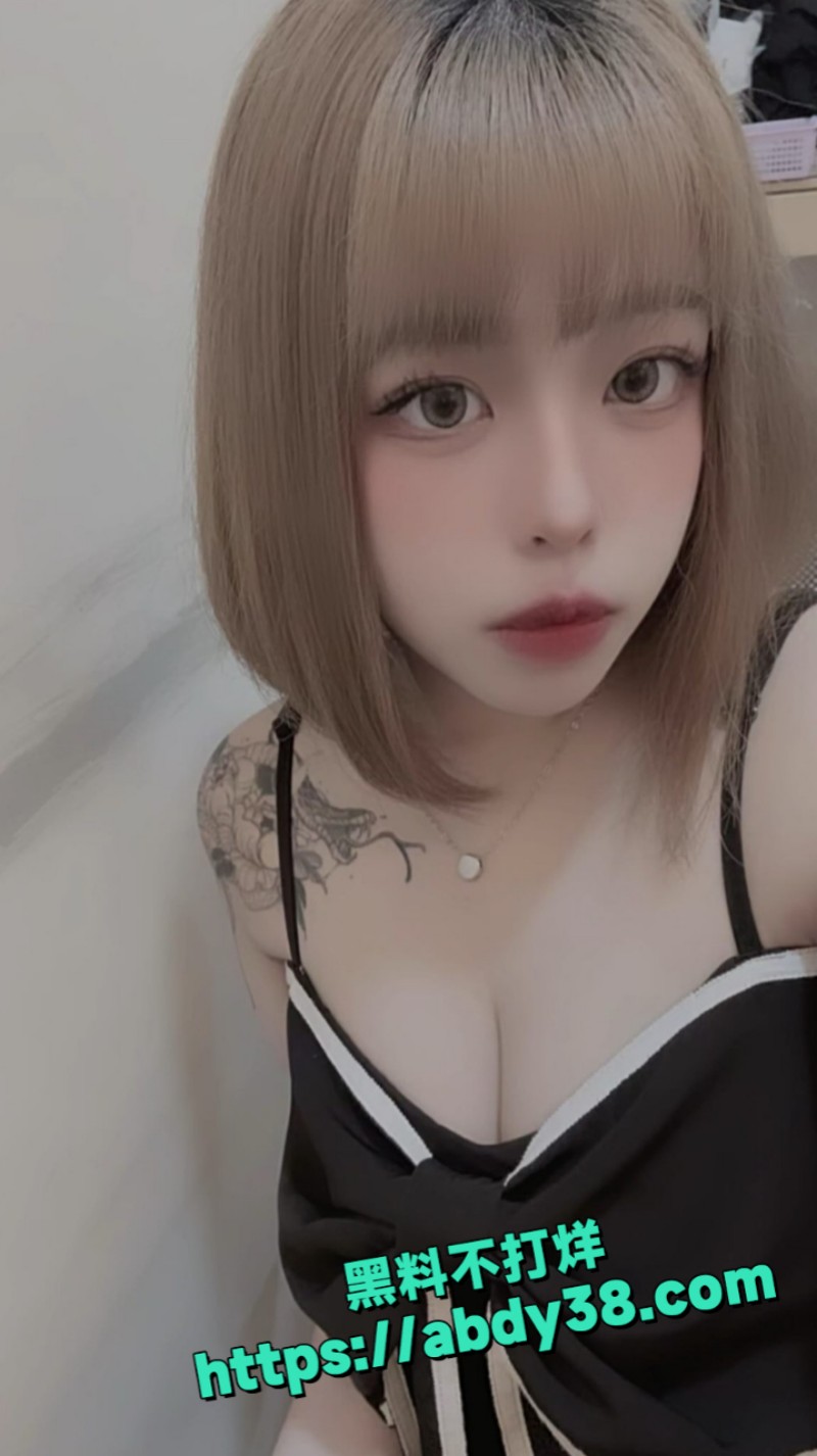 极品短发齐刘海手臂纹身博主 3