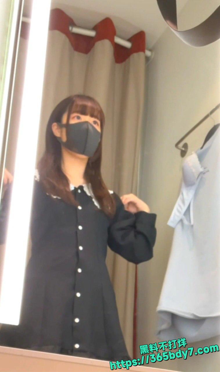 学生妹更衣室换衣被针孔偷拍2