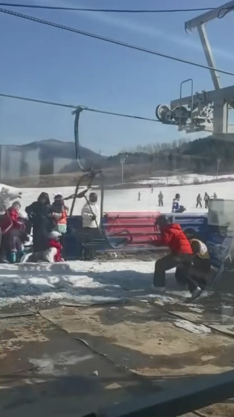 辽宁某滑雪场突发缆车失控 10