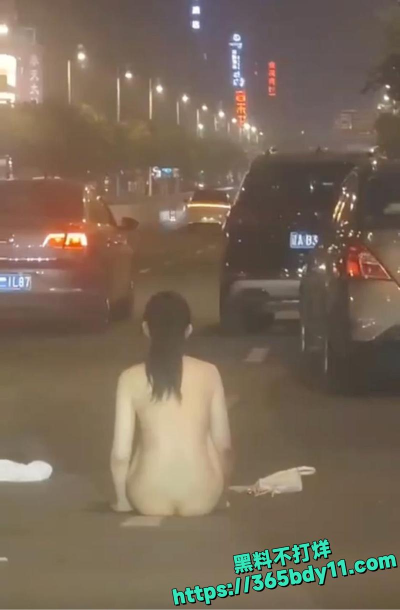 女同情侣吵架激情脱衣视频泄露5