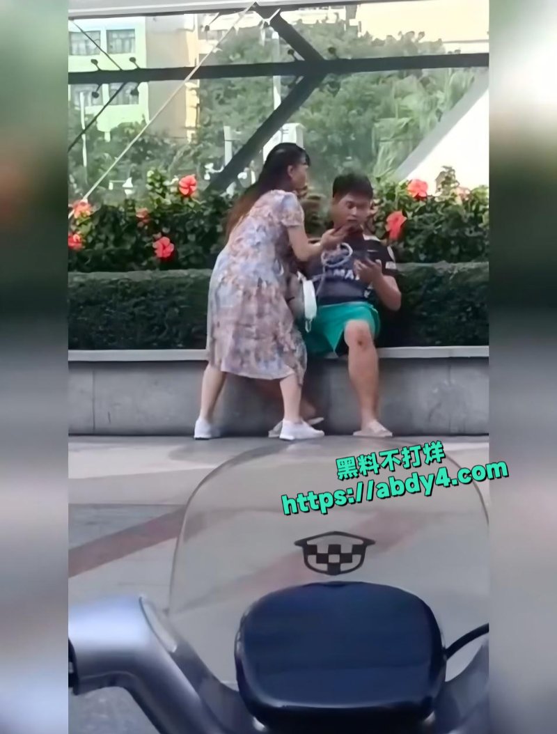 不想努力的小伙与饥渴的阿姨3