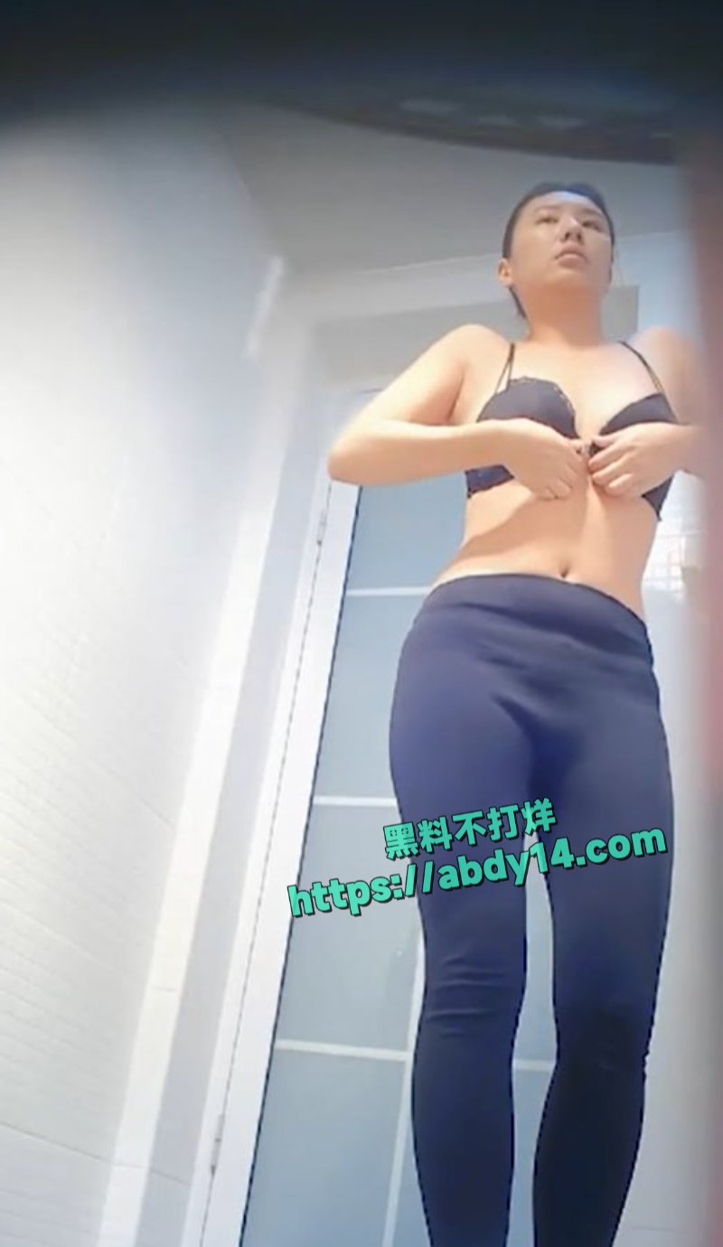 邪恶房东偷窥女租客洗澡4