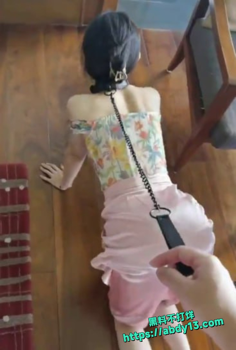 黑丝御姐跪舔深喉视频2