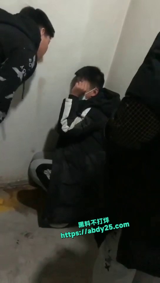 精神小伙被暴打视频 3