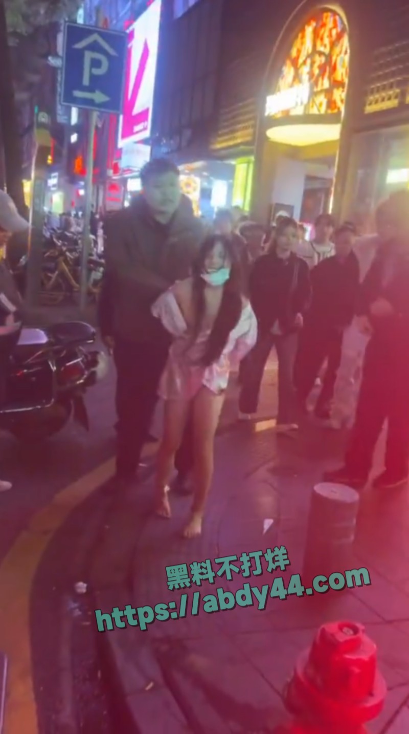 长沙一女子当街裸露1