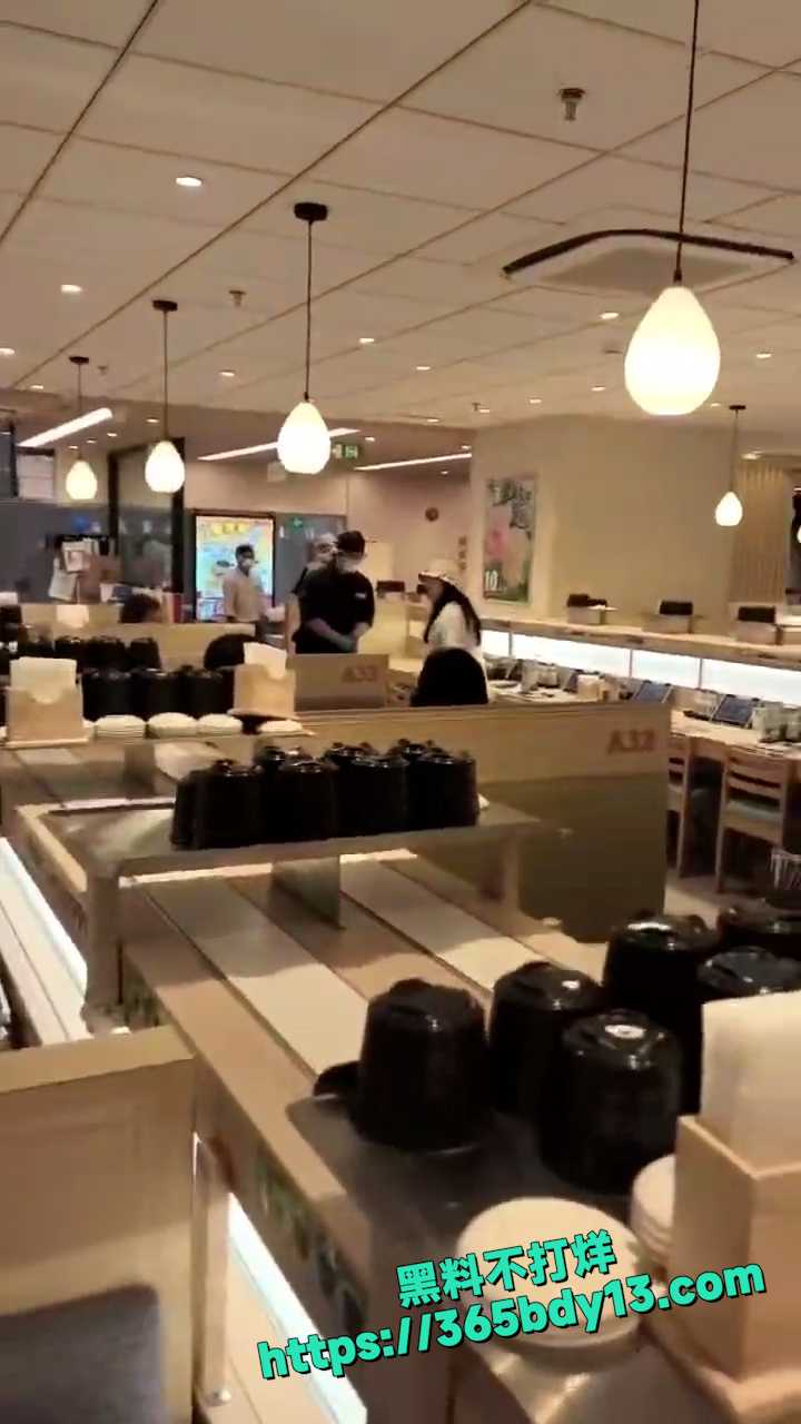 一女的嫌弃寿司做的难吃 3