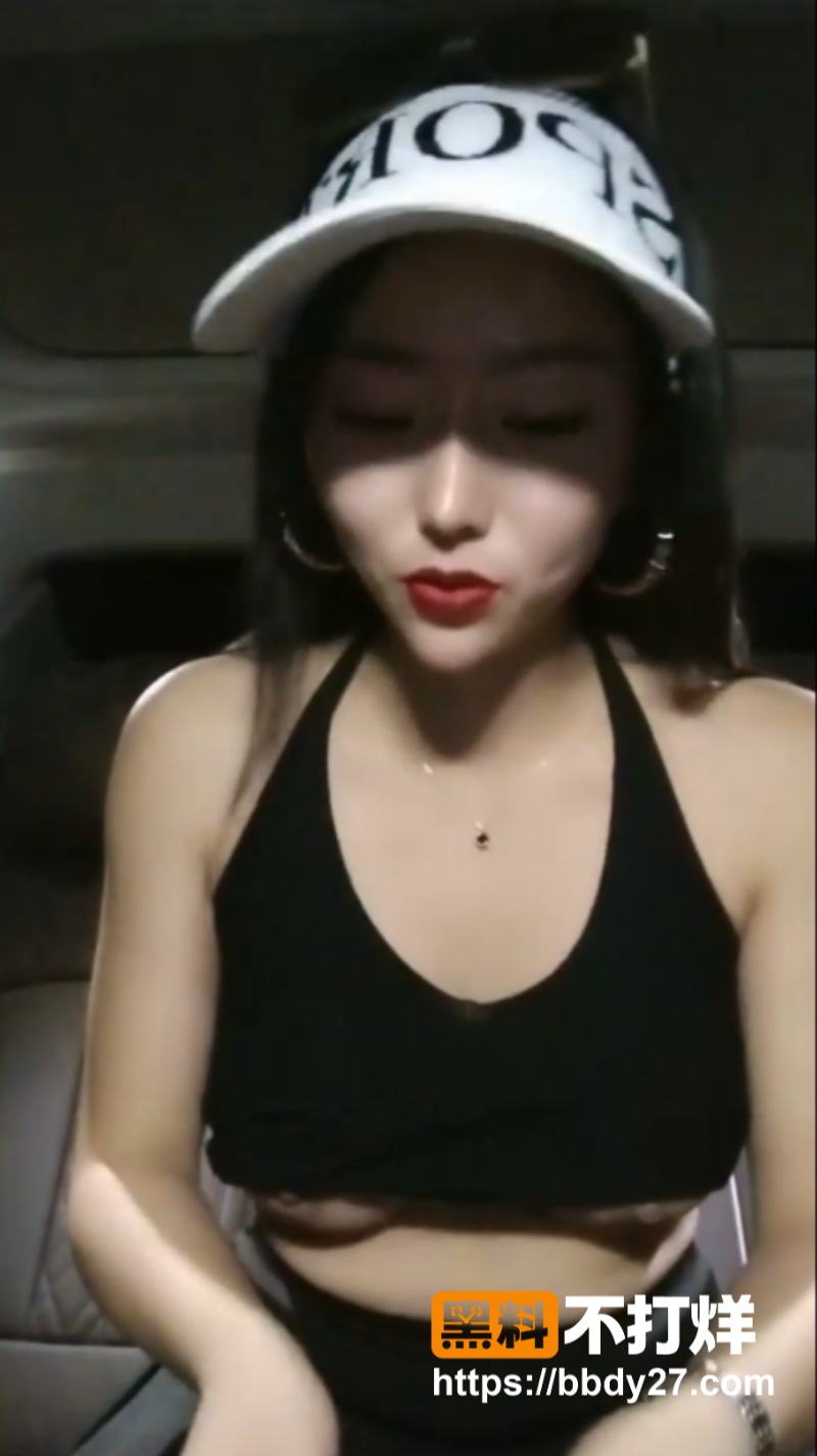 美娇娘在车里主动勾搭小哥4