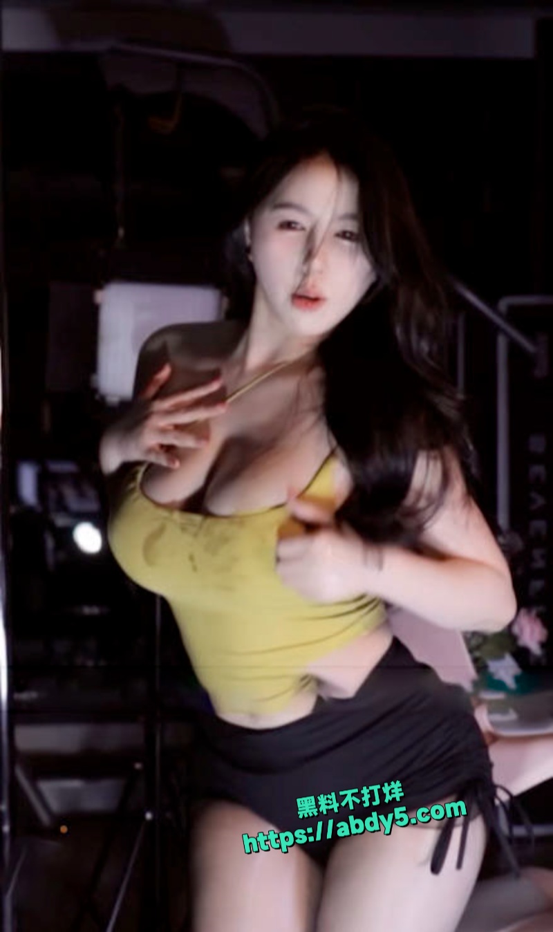 抖音性感女神小酒窝翁馨热舞福利 6