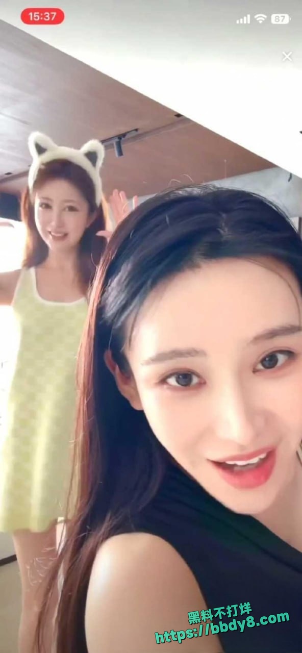 美女主播弯腰无意露了乳头7