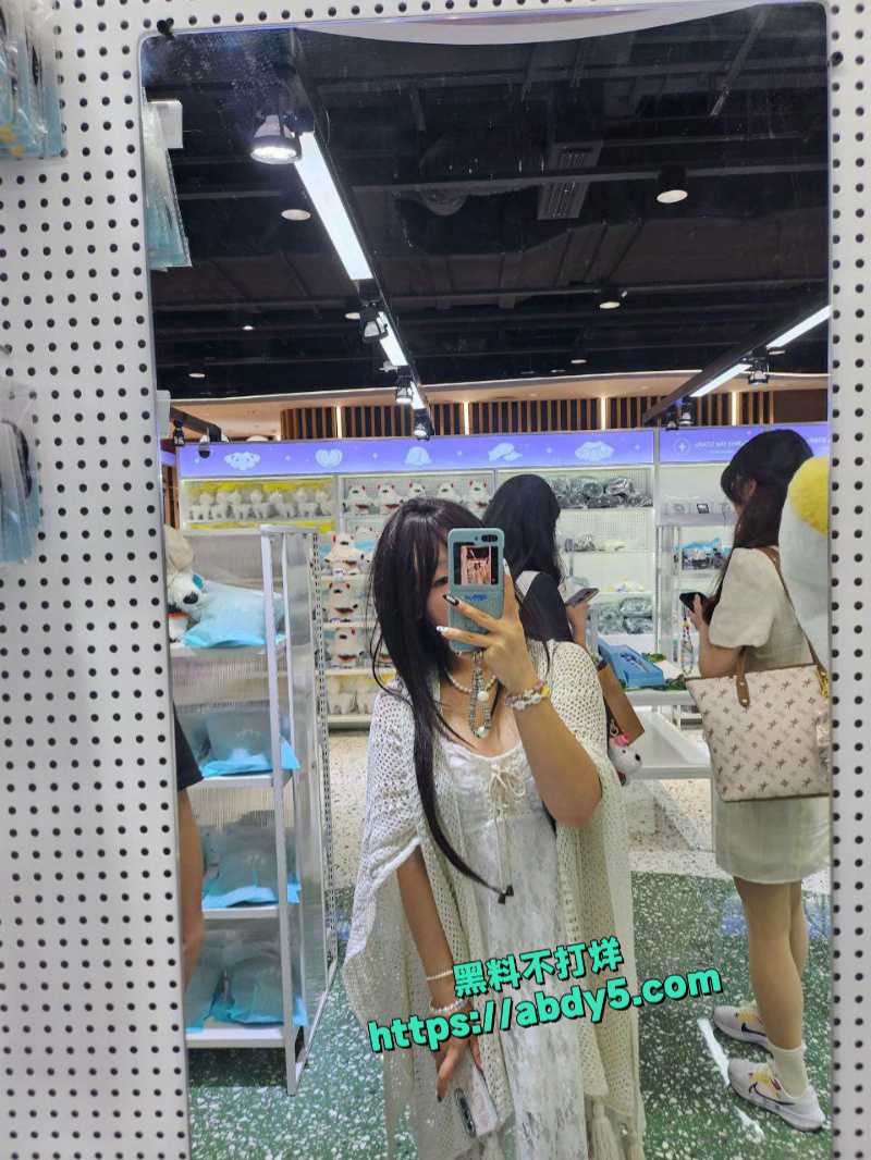 微胖白嫩大奶学妹反差私拍曝光 2