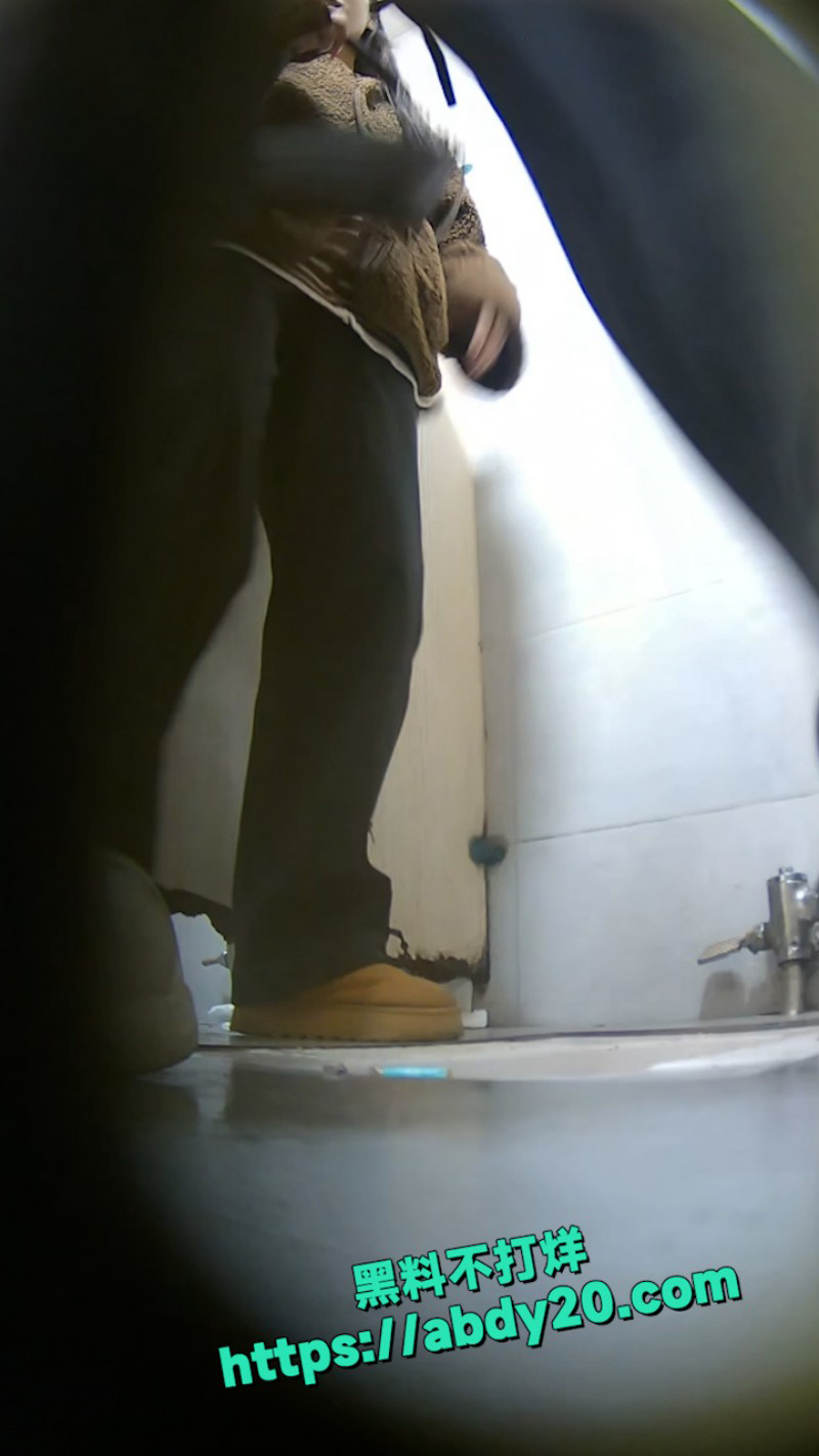 清纯厂妹皮裤偷拍逼脸同框 2