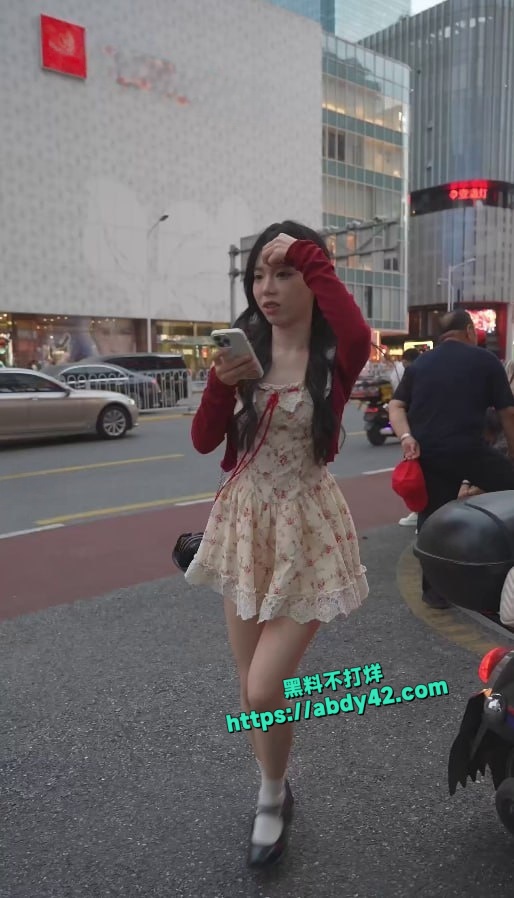 偷拍大神抄底短裙美女 7