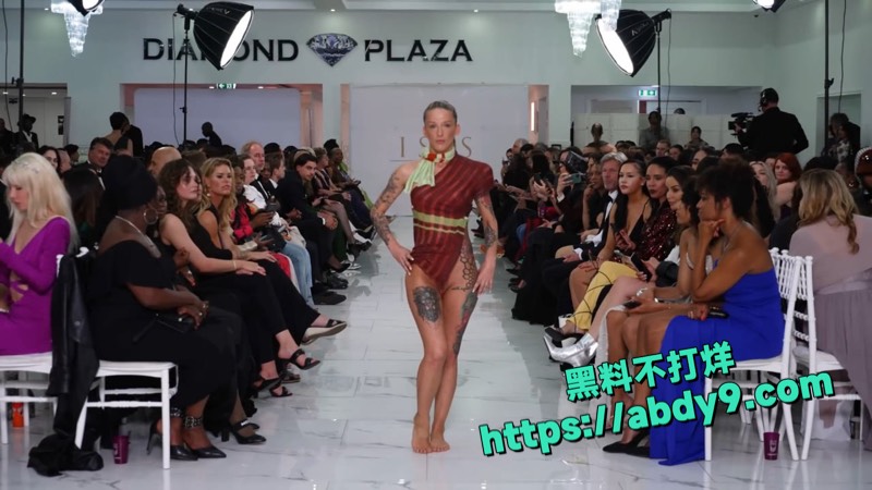 国际时尚展模特全裸试穿4