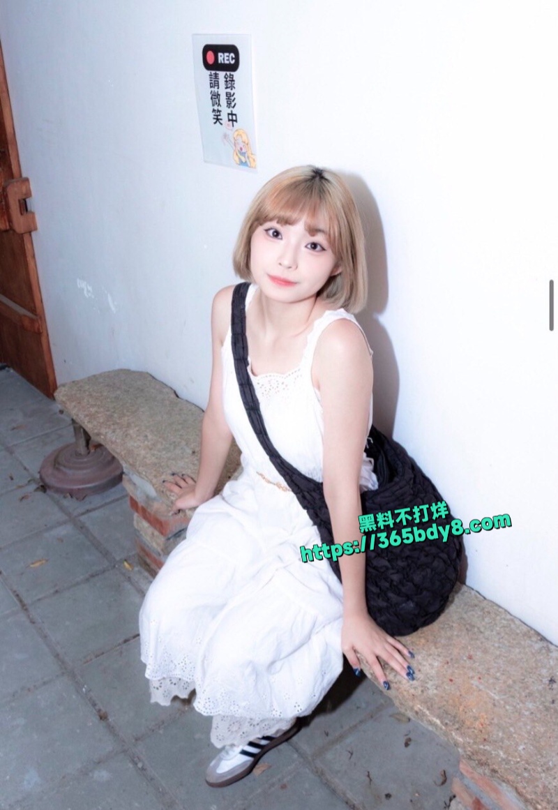 高颜值短发网美依婷
