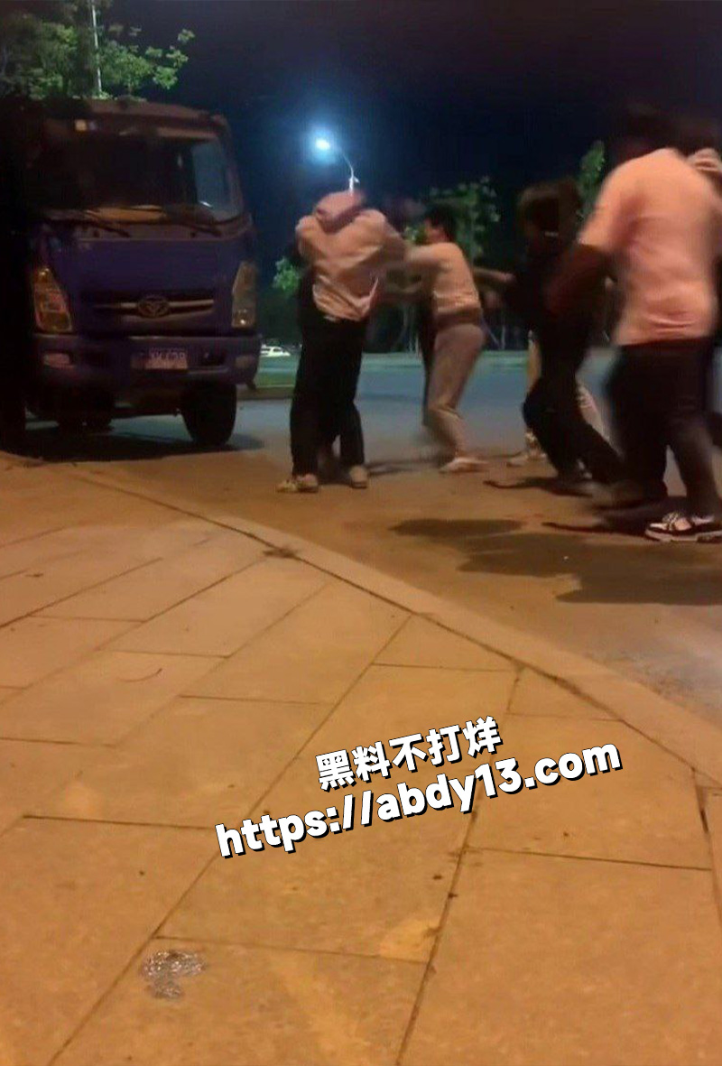 精神小伙霸凌现场视频曝光8