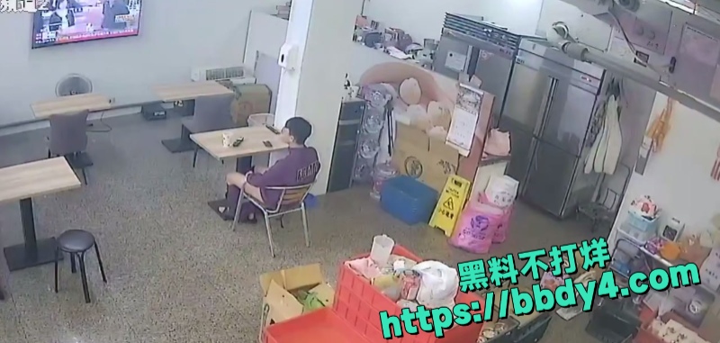 台湾一男子跑豆浆店里撸管  4